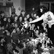 Reparto de regalos tras el fin de la guerra para niños de un orfanato víctimas del nazismo. Getty